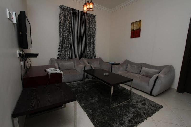 رؤوم ان 2* شقراء